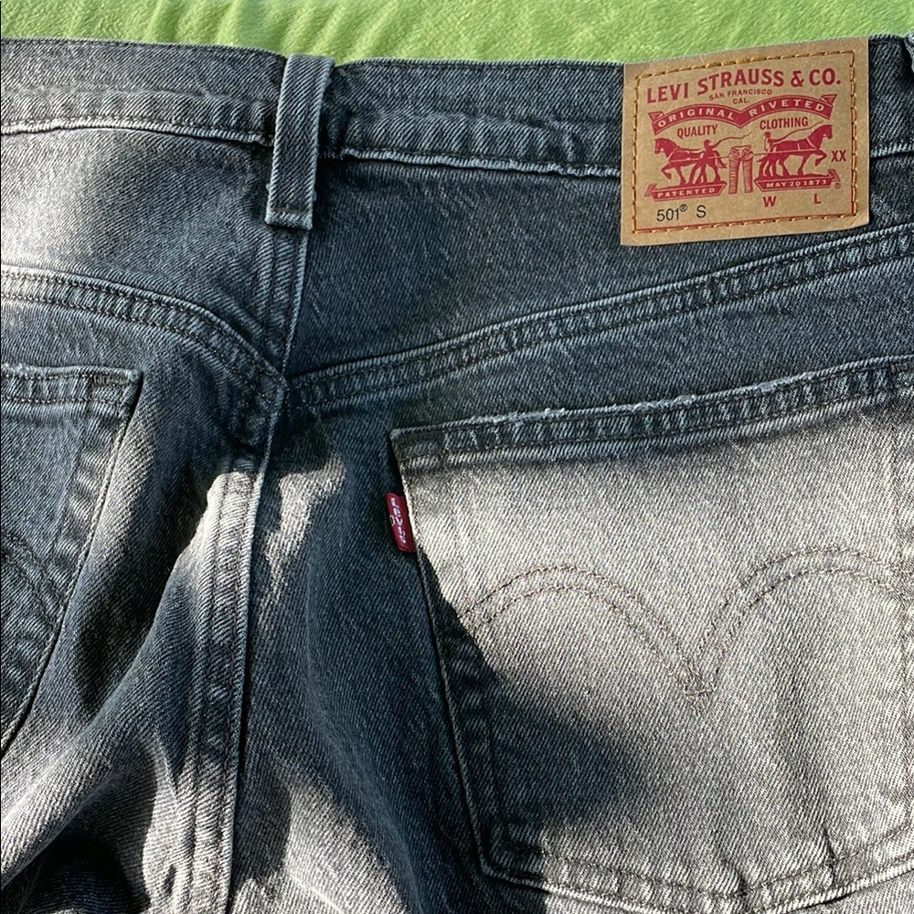 Levi's Gray Relaxed Jeans with Classic Style